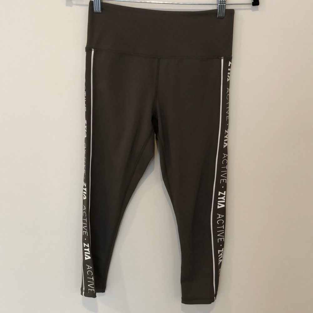 Zyia Active olive cropped leggings